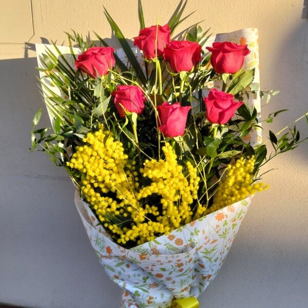 Mazzo di Rose Rosse Extra con Mimosa
