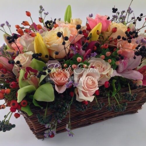 Cesto di vimini con fiori assortiti Cesto di vimini con fiori assortiti