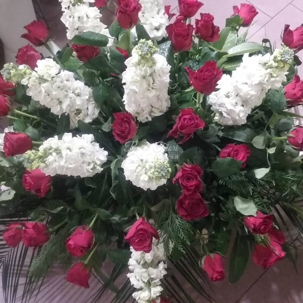 Cuscino funebre con rose e fiori di stagione Cuscino funebre con rose e fiori di stagione