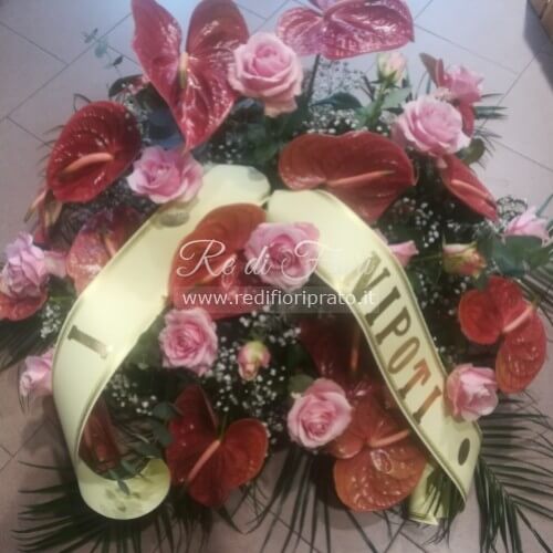 Cuscino funebre con rose e anthurium  Cuscino funebre con rose e anthurium