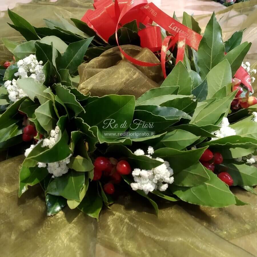 Coroncina di alloro bacche rosse e gypsophila Coroncina di alloro bacche rosse e gypsophila