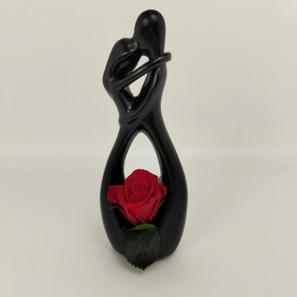 Coppia innamorati con rosa stabilizzata Coppia innamorati con rosa stabilizzata