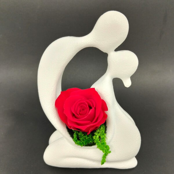 Innamorati seduti con rosa stabilizzata Innamorati seduti con rosa stabilizzata